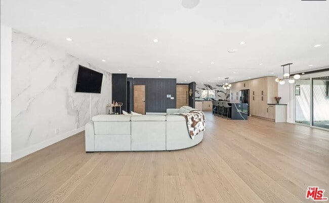 22616 Oxnard St in Los Angeles, CA - Building Photo - Building Photo