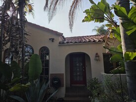 1009 Havenhurst Dr in Los Angeles, CA - Building Photo