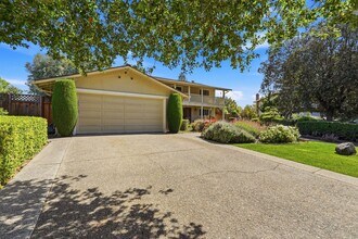 12456 Newport Ct in Saratoga, CA - Foto de edificio - Building Photo