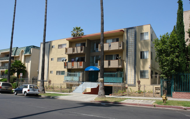 Menlo Apartments in Los Angeles, CA - Building Photo - Building Photo