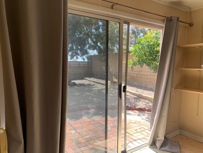 23465 Via Ronda in Mission Viejo, CA - Foto de edificio - Building Photo