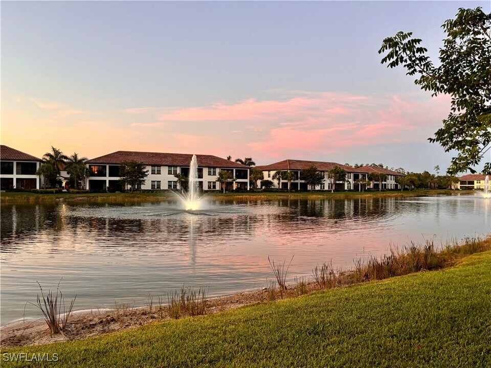 15102 Palmer Lake Cir in Naples, FL - Building Photo