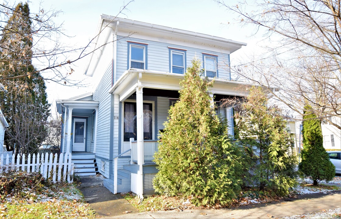 718 N Cayuga St, Unit 3 Bed in Ithaca, NY - Foto de edificio