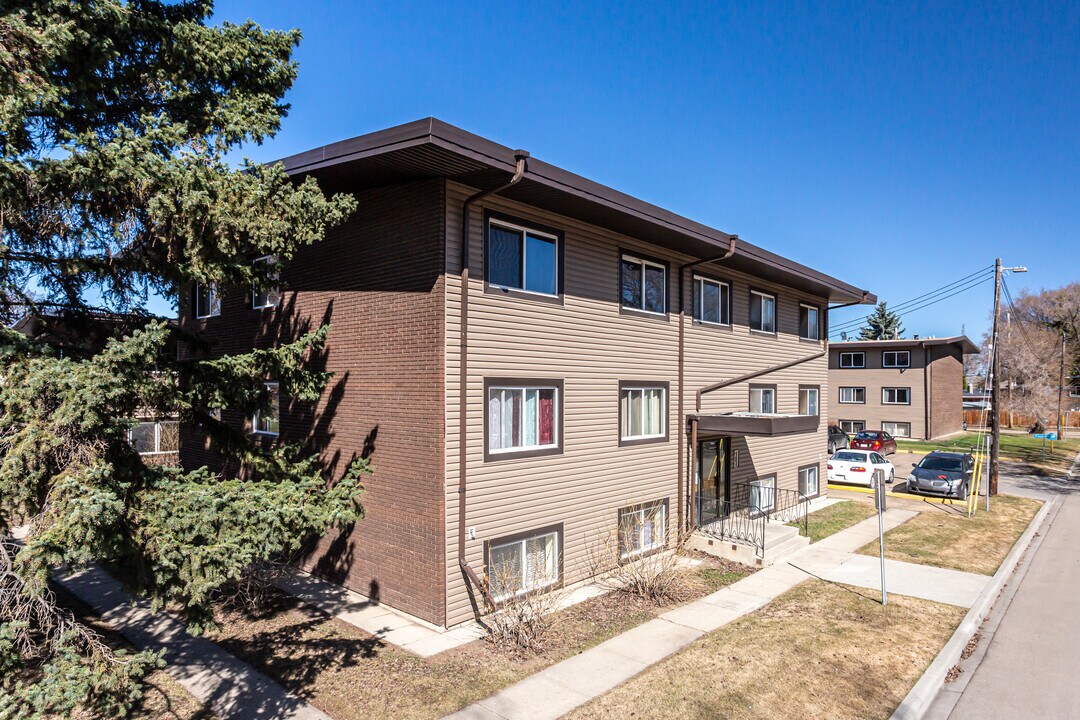 Creston House in Edmonton, AB - Building Photo