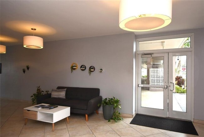 400 Golden Isles Dr, Unit 65 in Hallandale Beach, FL - Foto de edificio - Building Photo