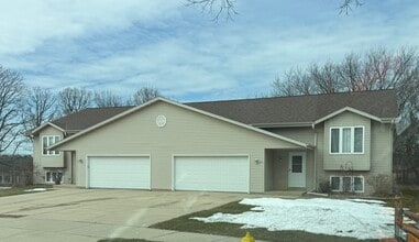 1350 Sunnydale Cir, Unit 1350 in West Bend, WI - Foto de edificio - Building Photo