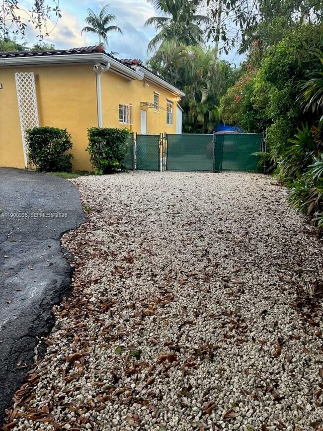 6102 SW 58th St in South Miami, FL - Building Photo - Building Photo