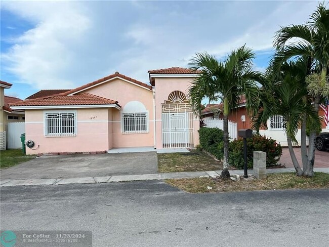 12381 NW 97th Pl in Hialeah Gardens, FL - Building Photo - Building Photo