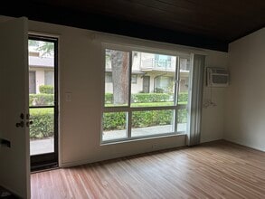10863-10881 Whipple St in North Hollywood, CA - Foto de edificio - Building Photo