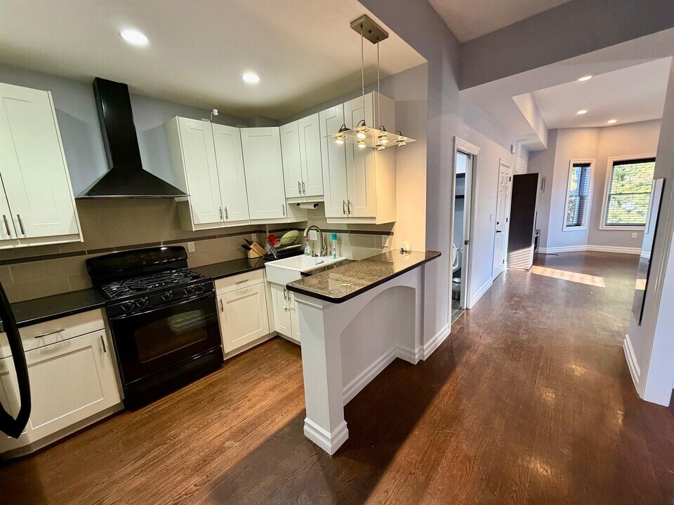 8 Cross St E, Unit 1 in Somerville, MA - Foto de edificio