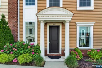 283 Bradley Dr in Wood Ridge, NJ - Building Photo - Building Photo