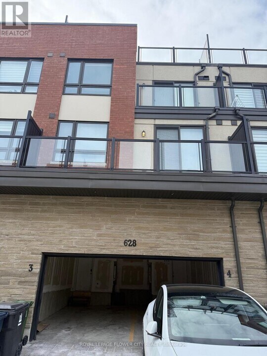 628-628 Rexdale Blvd in Toronto, ON - Building Photo