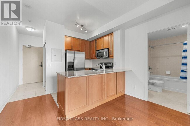 18 Holmes Ave in Toronto, ON - Building Photo - Building Photo