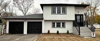 202 Crystal Brook Hollow Rd in Port Jefferson Station, NY - Building Photo