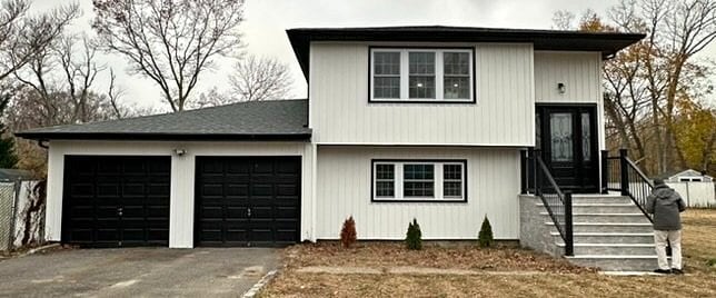 202 Crystal Brook Hollow Rd in Port Jefferson Station, NY - Foto de edificio