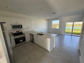 2732 SE 26th Ave in Homestead, FL - Building Photo - Building Photo