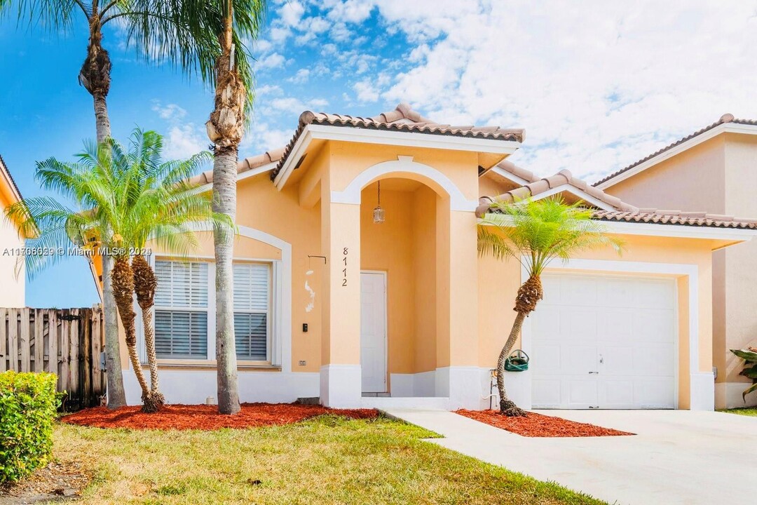 8772 SW 214th Terrace in Cutler Bay, FL - Foto de edificio