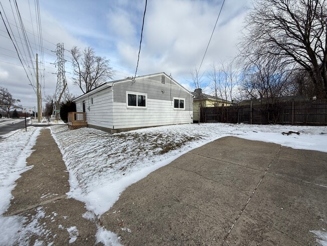 611 Montana Ave in Pontiac, MI - Building Photo - Building Photo