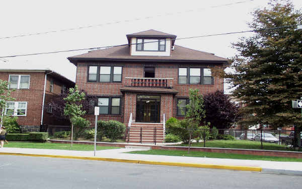 303 Fairview Ave in Fairview, NJ - Building Photo