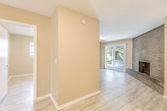 214 S 164th E Pl in Tulsa, OK - Foto de edificio - Building Photo