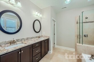 6013 Hyde Park Drive in Indian Trail, NC - Foto de edificio - Building Photo