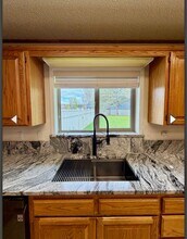 1165 Harbor Isle Blvd in Klamath Falls, OR - Building Photo - Building Photo