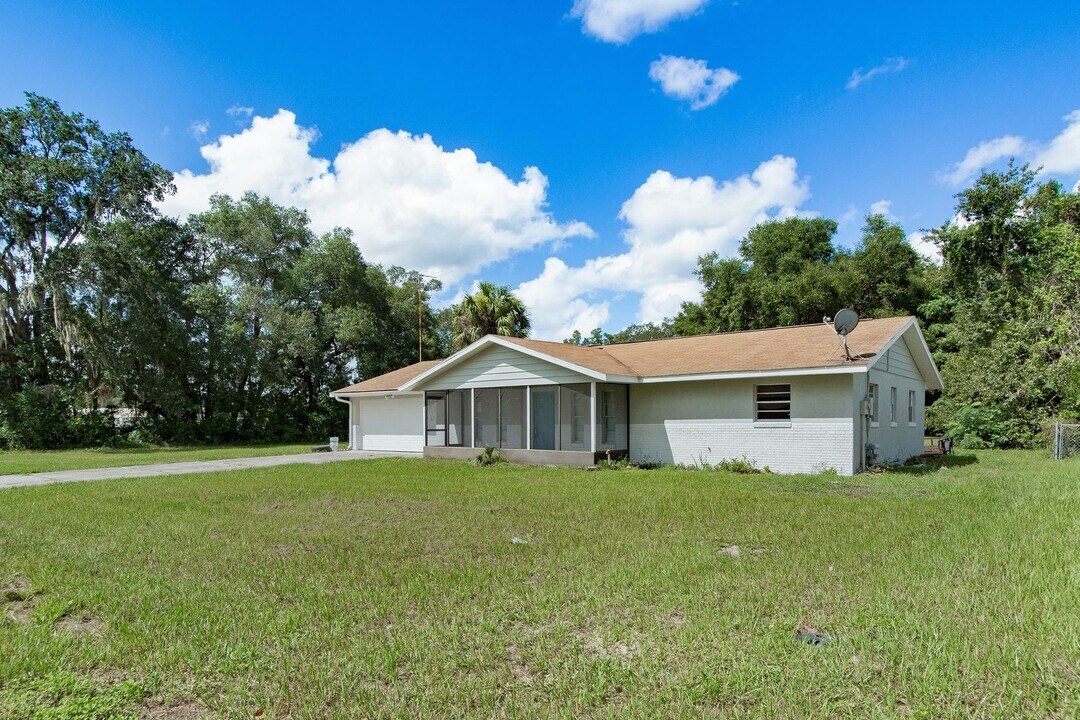 402 Century Ave in Fruitland Park, FL - Building Photo