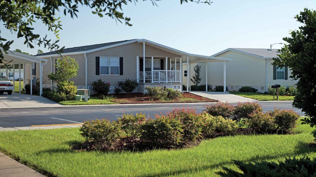 Brentwood Estates 55+ Retirement Living in Hudson, FL - Foto de edificio