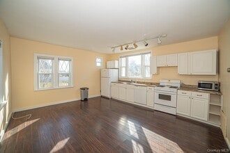 52 Maple Ave in Bay Shore, NY - Building Photo - Building Photo