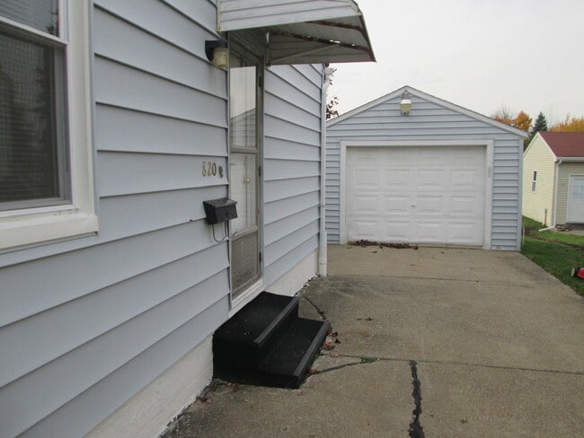 820 Lincoln Ave SE in Girard, OH - Building Photo - Building Photo