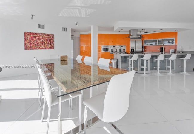 7504 W Treasure Dr in Miami Beach, FL - Building Photo - Building Photo