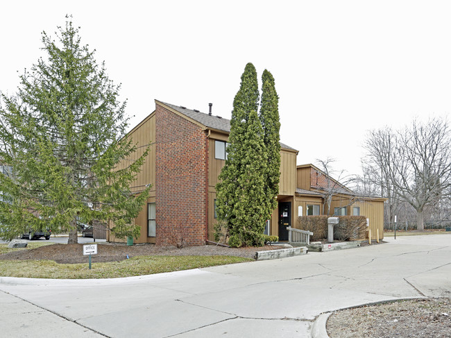 Pine Aire in Southfield, MI - Foto de edificio - Building Photo