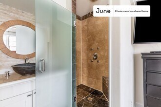 Private bedroom in 2 bed/2 bath Home in Washington, DC - Building Photo - Building Photo