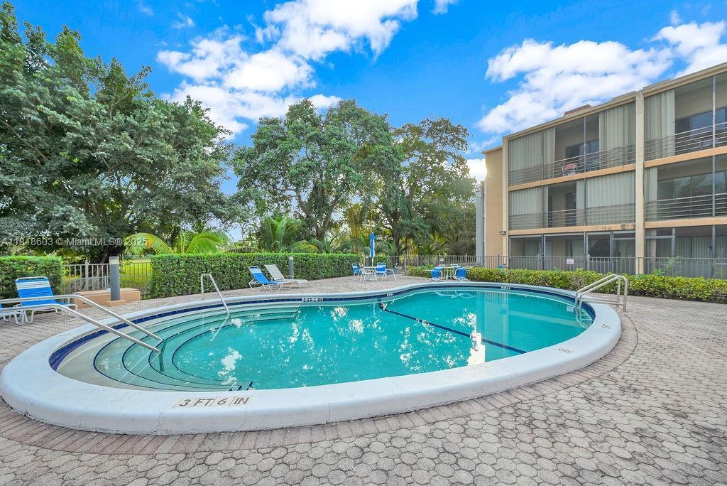 3900 N Hills Dr, Unit 303 in Hollywood, FL - Building Photo