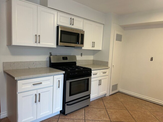 8784 Valley View St in Buena Park, CA - Foto de edificio - Building Photo