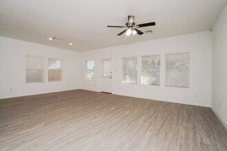 15115 Nettleton Ml in San Antonio, TX - Foto de edificio - Building Photo