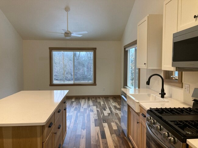 5230 County Rd II in Larsen, WI - Foto de edificio - Building Photo