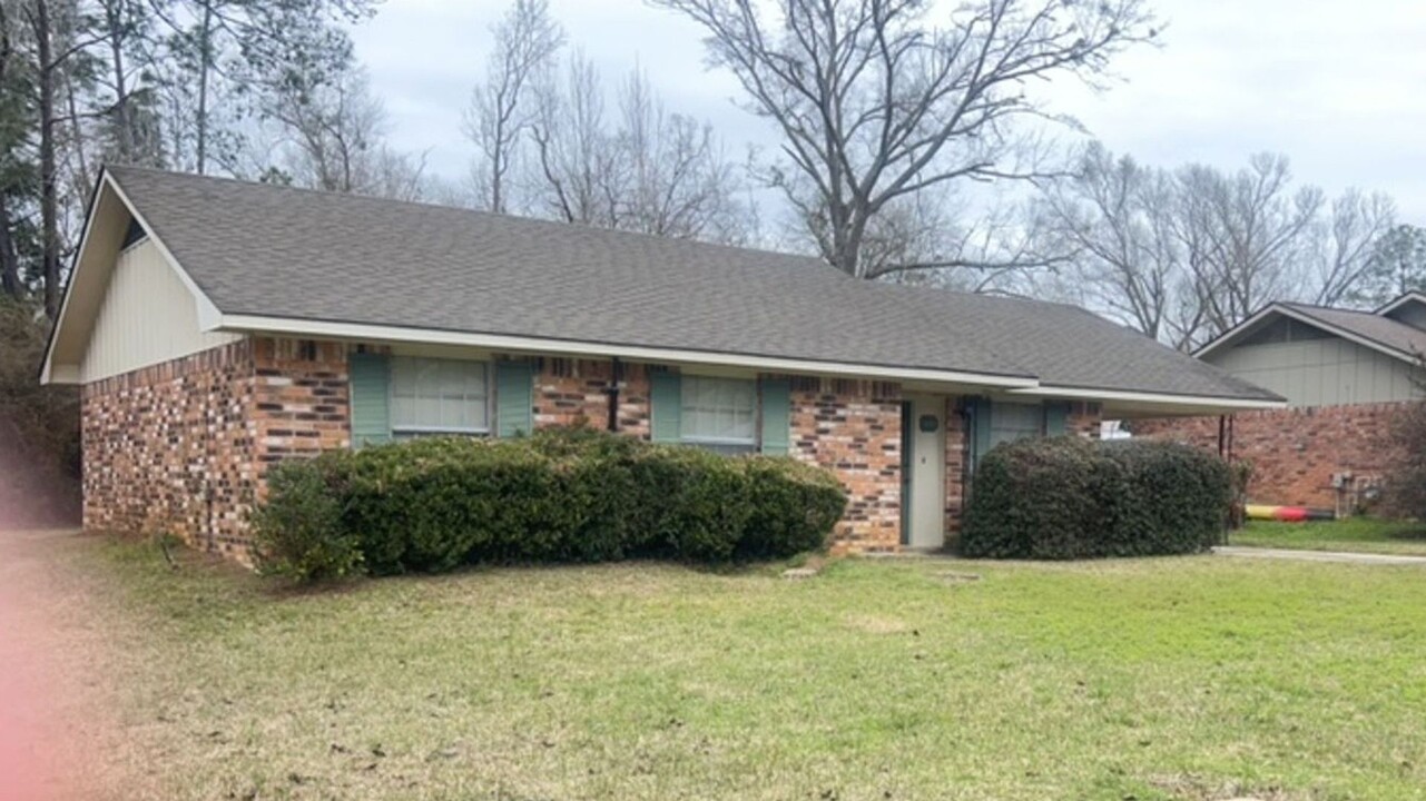 1004 Nichols St in Deridder, LA - Building Photo