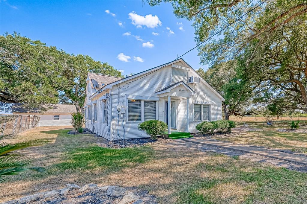 9911 Beard Rd in Needville, TX - Building Photo