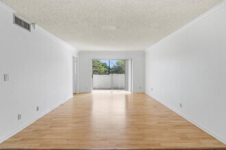 6075 N Sabal Palm Blvd in Tamarac, FL - Building Photo - Building Photo