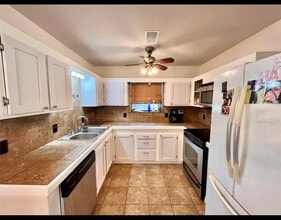 300 Nevils St in Bridge City, TX - Building Photo - Building Photo