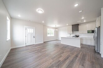 2988 Huntshire Ave in Ammon, ID - Building Photo - Building Photo