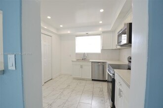 5040 SW 13th St in North Lauderdale, FL - Building Photo - Building Photo