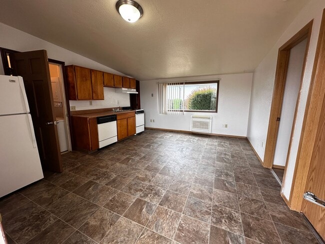 1033 Main St E in Monmouth, OR - Building Photo - Building Photo