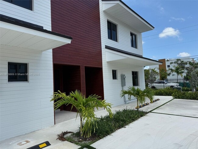 936 NW 10th St in Florida City, FL - Building Photo - Building Photo
