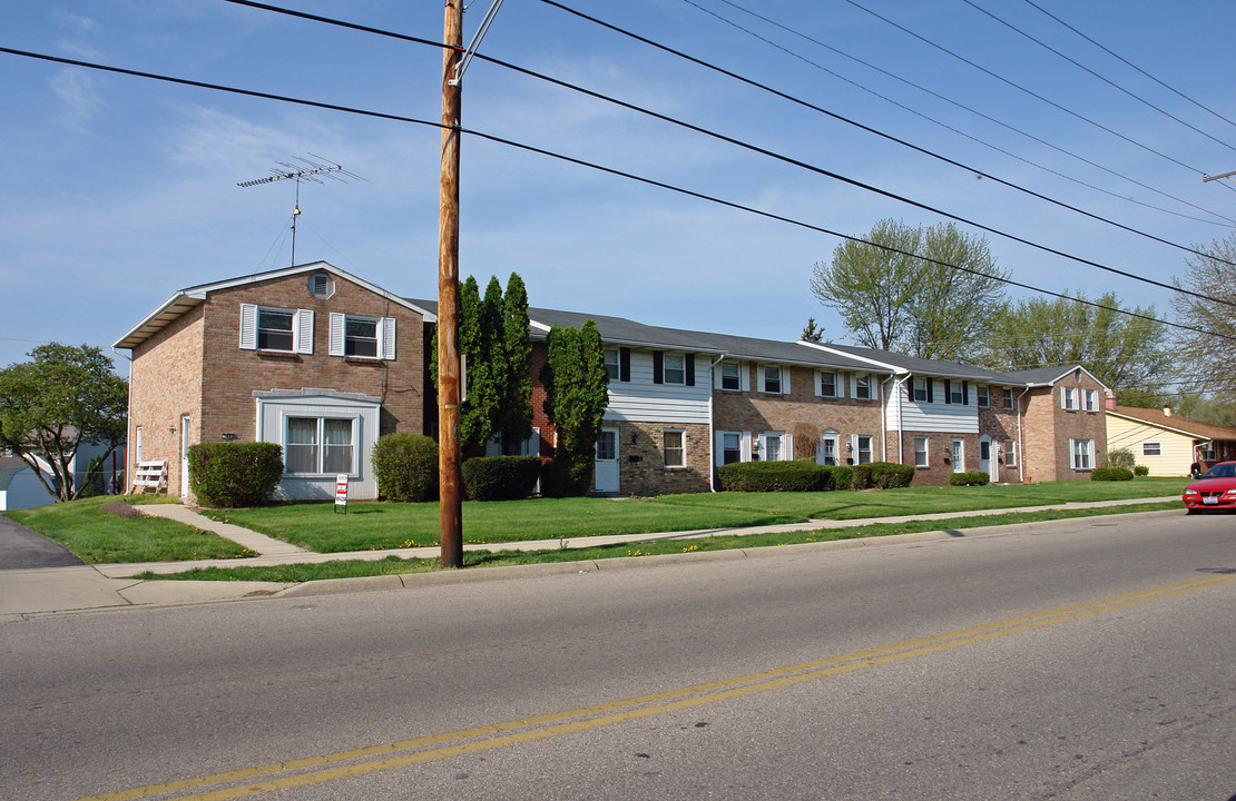 744-758 W Lake Ave in New Carlisle, OH - Building Photo