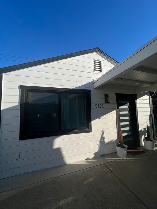 5123 11th Ave, Unit 5121 in Sacramento, CA - Foto de edificio