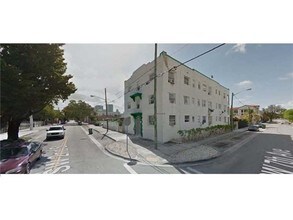 676 SW 2nd St in Miami, FL - Foto de edificio - Building Photo