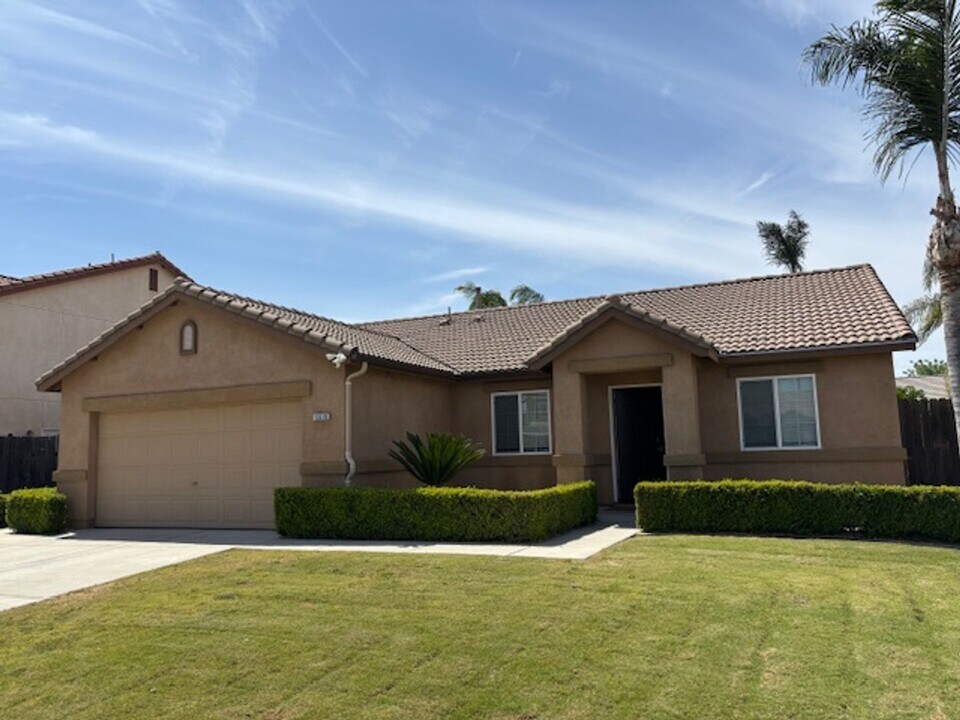 12319 Ruby River Dr in Bakersfield, CA - Building Photo