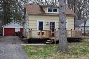 604 Trombley Rd in Troy, MI - Building Photo